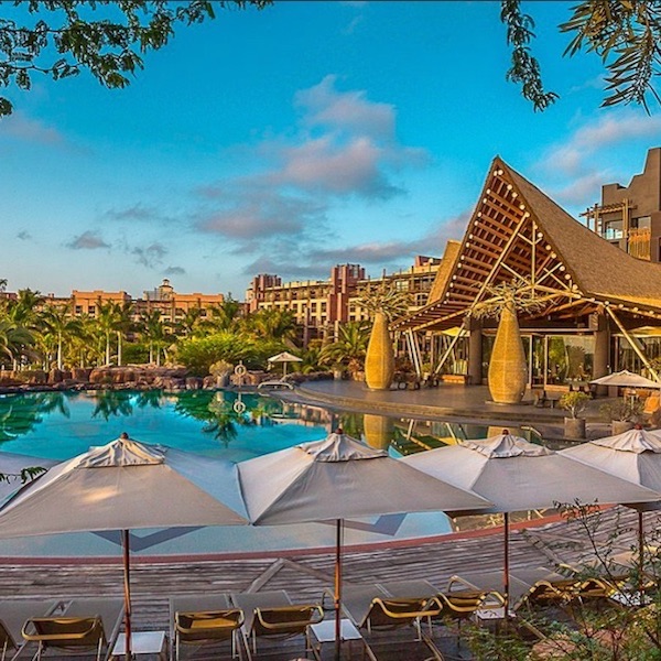 Lopesan Baobab Hotel: pool and umbrellas