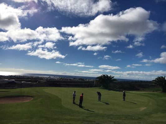 Lanzarote Golf: golf group putting
